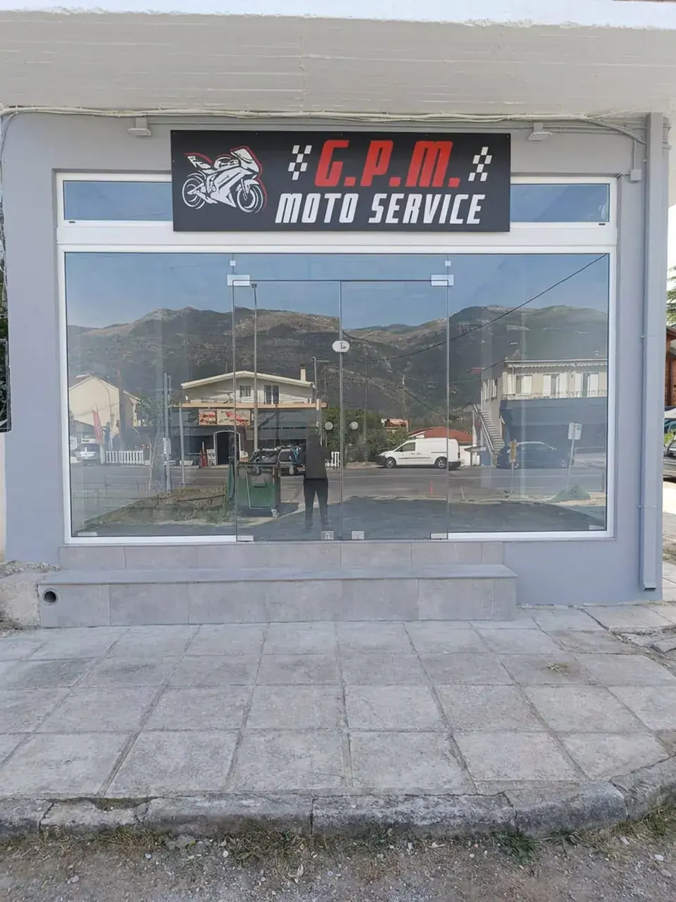 Η πρόσοψη του G.P.M. Moto Service στη Λεωφόρο Γράμμου 63 στα Ιωάννινα.